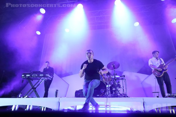 FUTURE ISLANDS - 2023-09-05 - PARIS - CentQuatre - Nef Curial - Samuel Thompson Herring - Gerrit Welmers - William Cashion